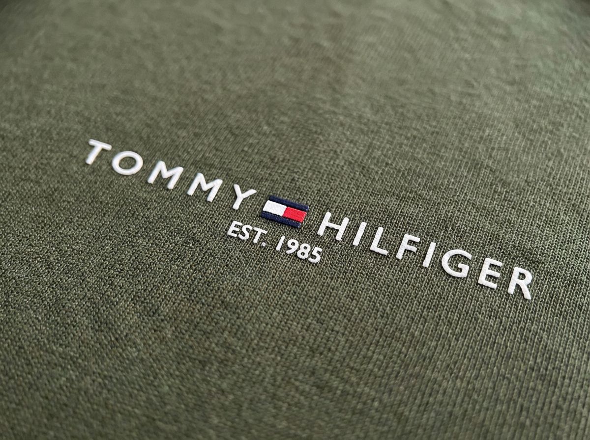 Camiseta TH Side Logo Flag Est. 1985 - Verde Musgo