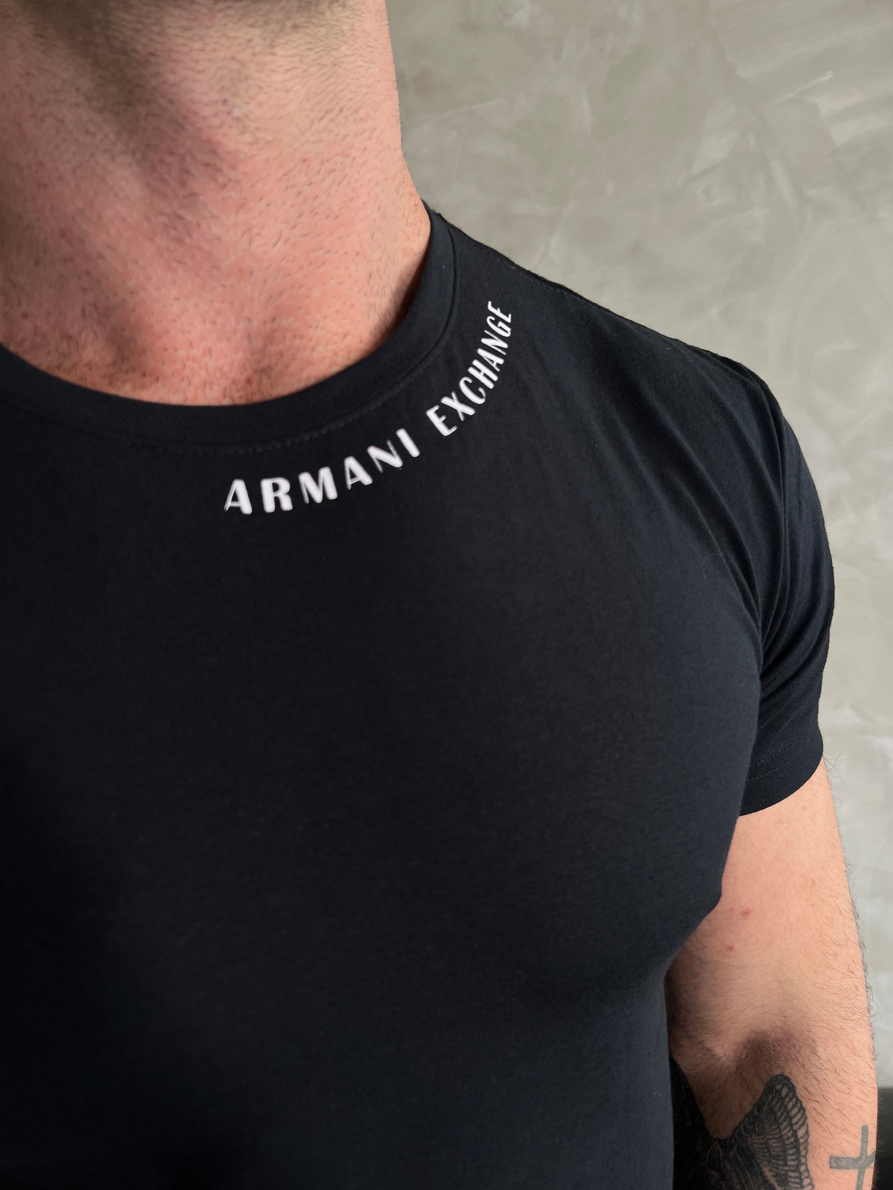 Camiseta Armani Exchange Estampa de Logo na Gola - Preta