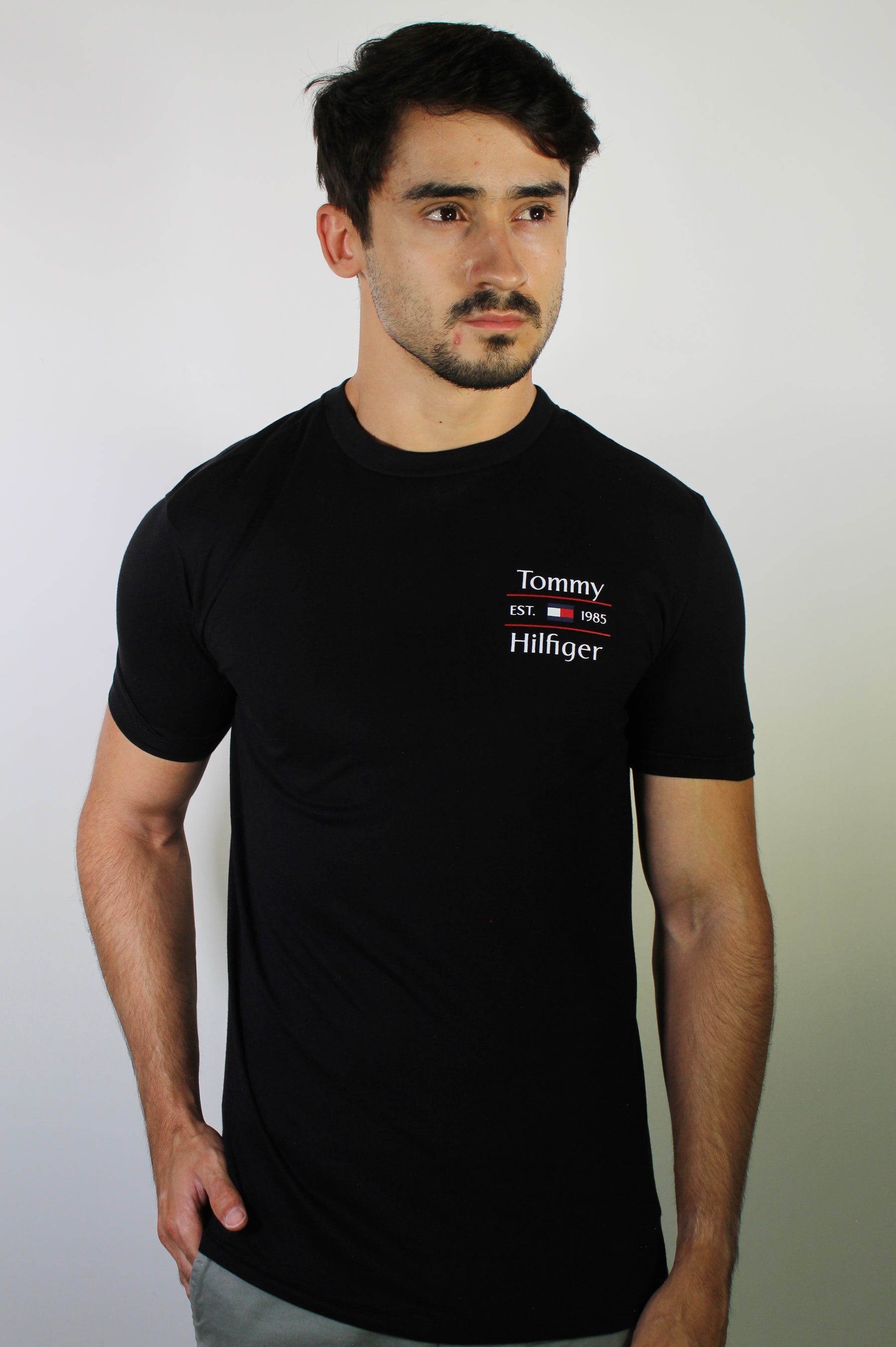 Camiseta TH Minimal Flag Badge Est. 1985 - Preta