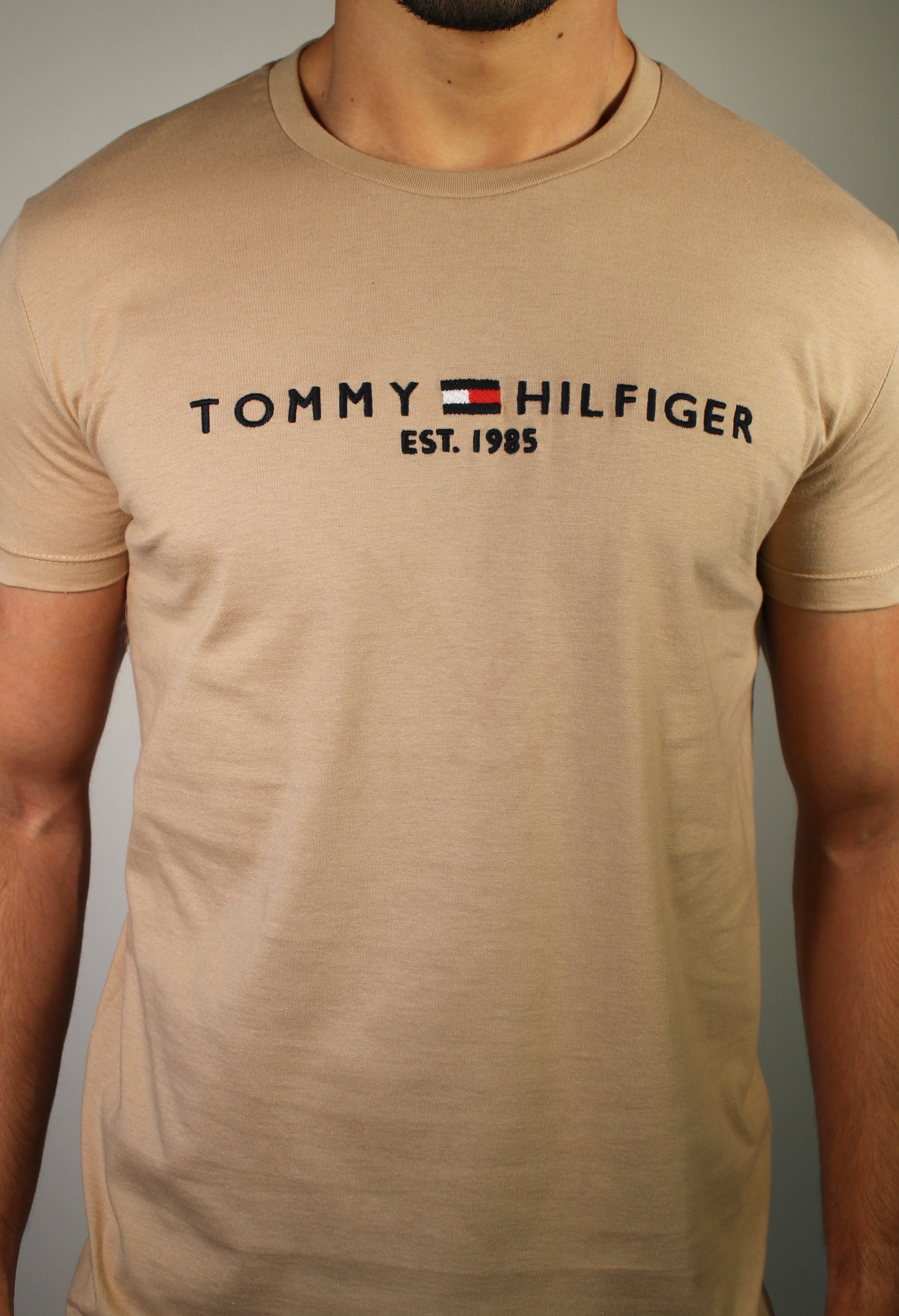 Camiseta TH Est. 1985 - Cáqui