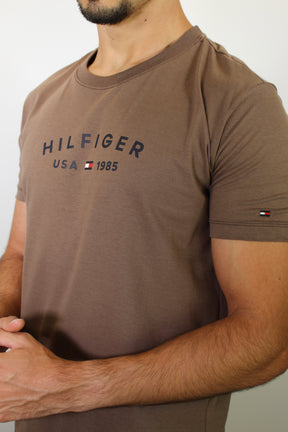 Camiseta TH College Style Est. 1985 Logo - Marrom