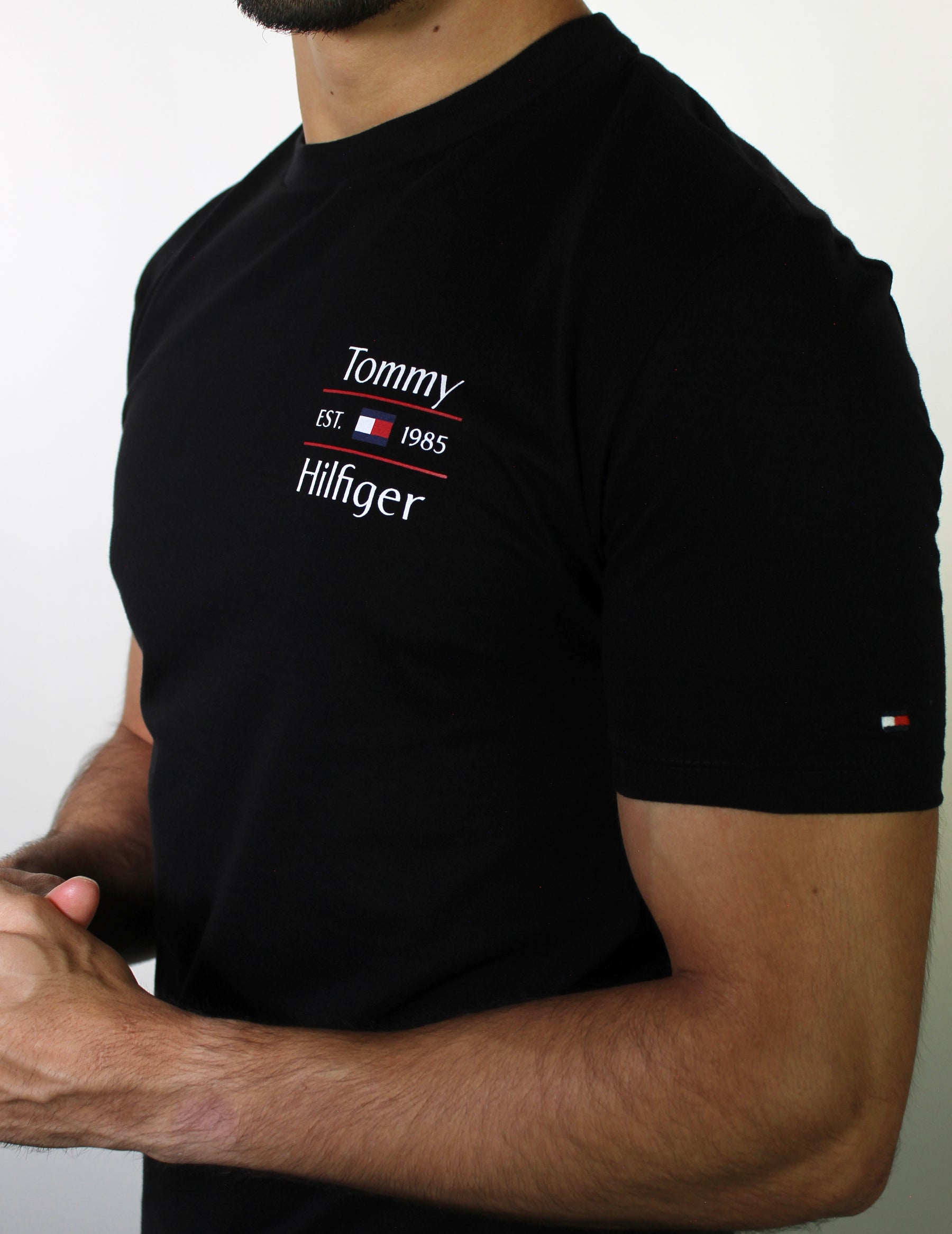 Camiseta TH Minimal Flag Badge Est. 1985 - Preta