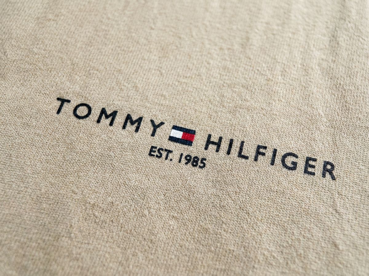 Camiseta TH Side Logo Flag Est. 1985 - Cáqui