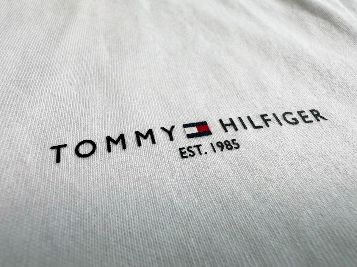 Camiseta TH Side Logo Flag Est. 1985 - Branca