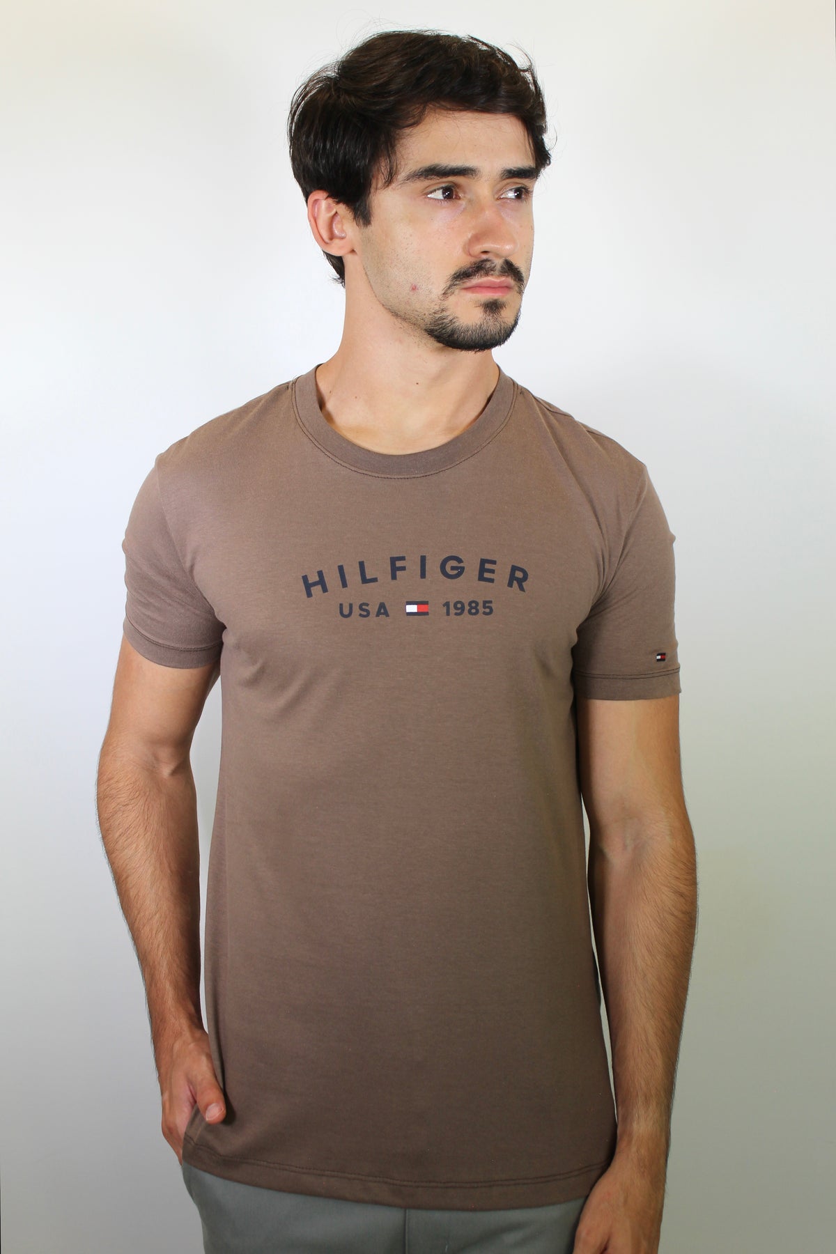 Camiseta TH College Style Est. 1985 Logo - Marrom