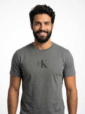 Camiseta CK Legacy Icon - Chumbo