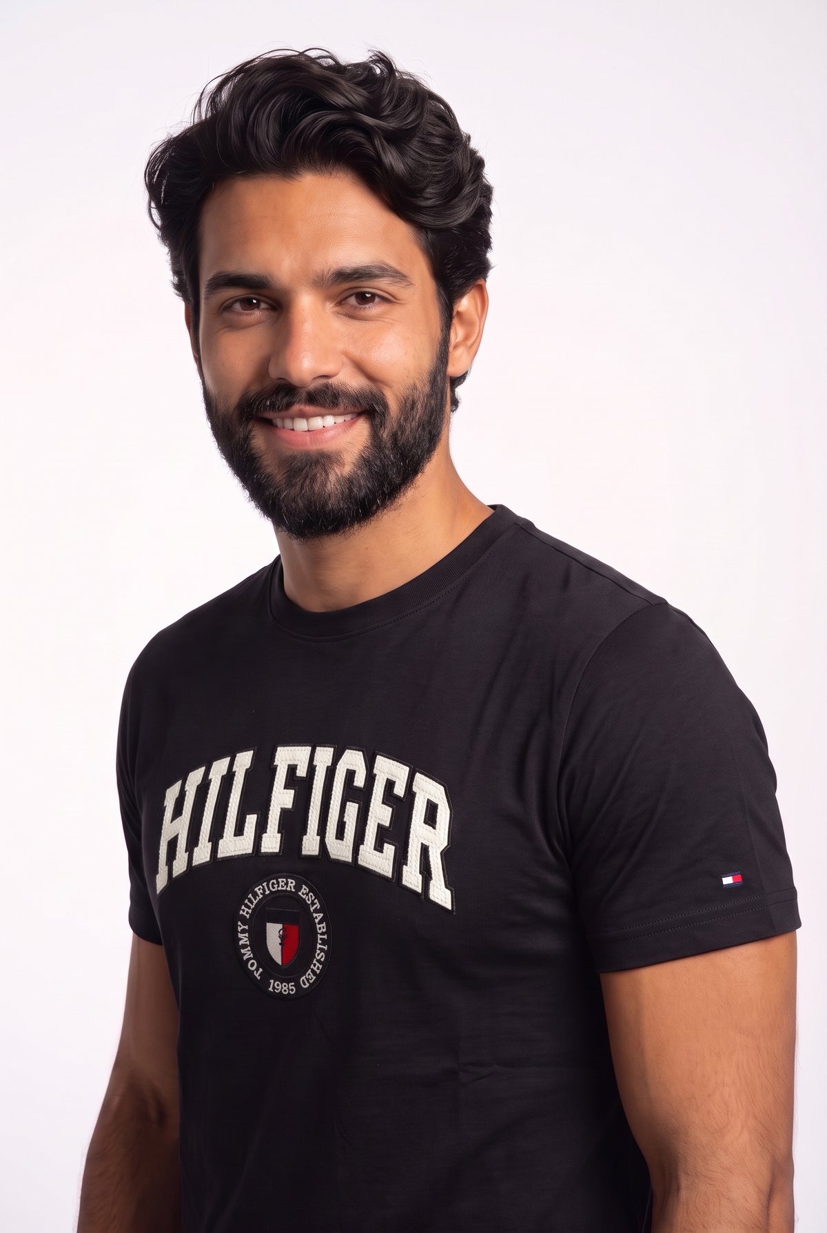 Camiseta TH Varsity Escutcheon - Preta