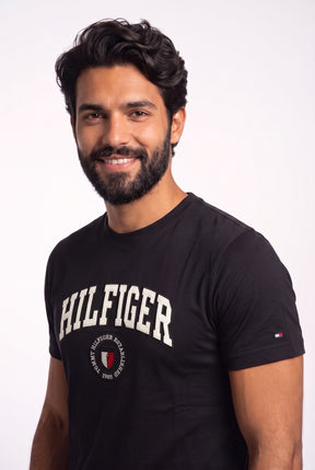 Camiseta TH Varsity Escutcheon - Preta