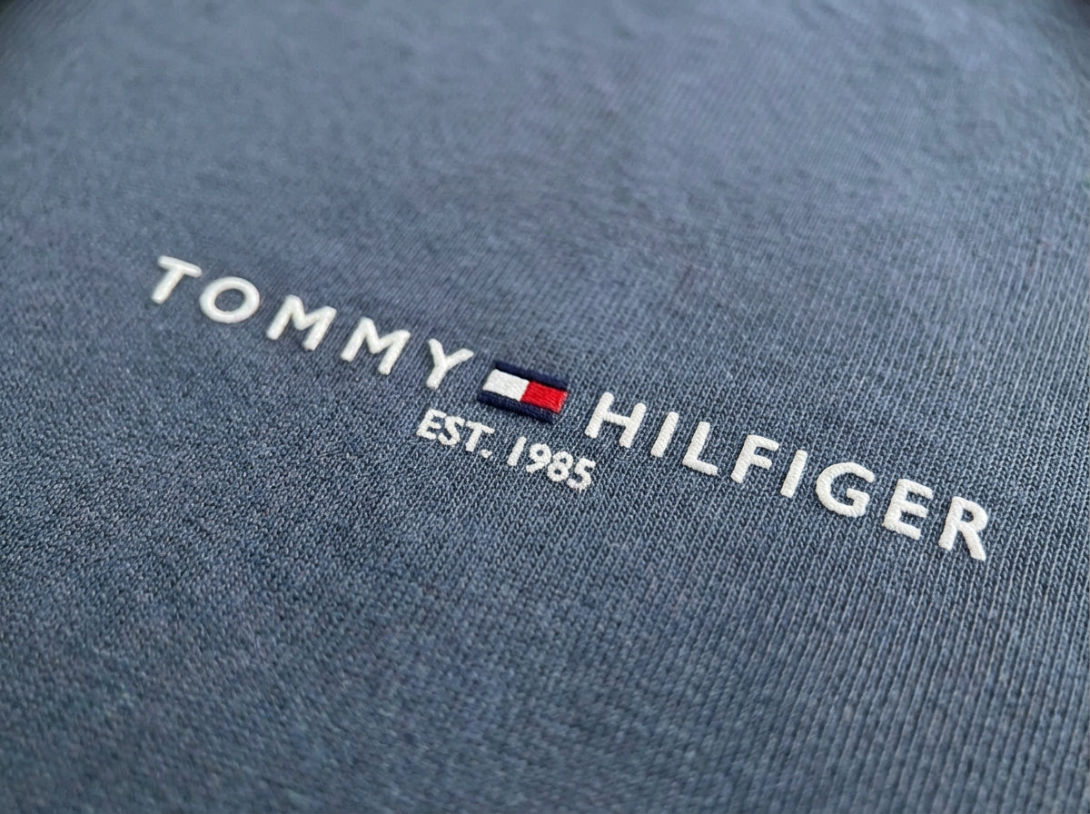 Camiseta TH Side Logo Flag Est. 1985 - Azul Acero