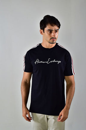 Camiseta AX Stripes Cursive Logo - Preto
